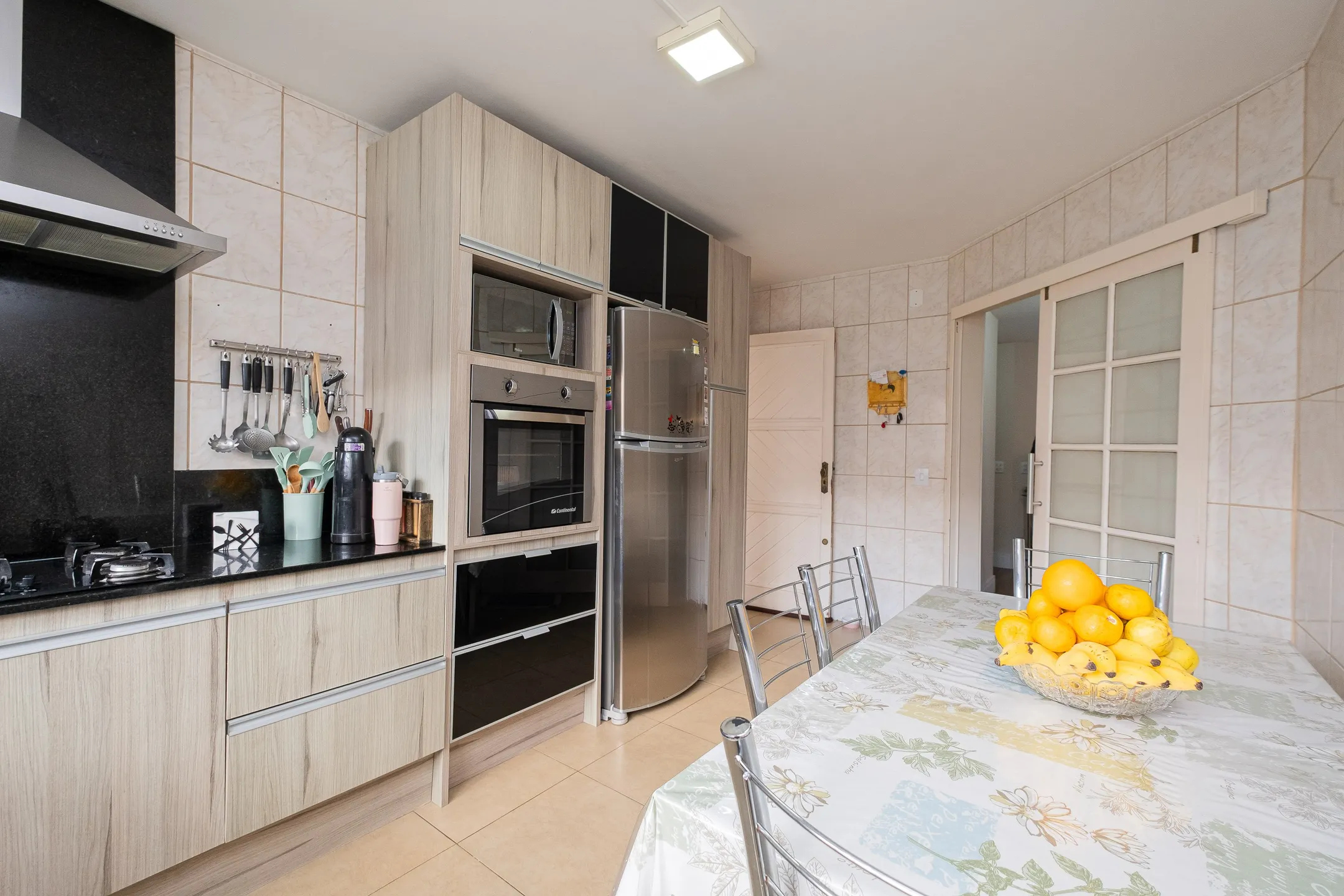 Casa à venda na Colina do Sol, Pelotas - 229 m², 3 quartos (sendo 1 suíte), cozinha planejada, lareira e espaço gourmet com piscina. - 8