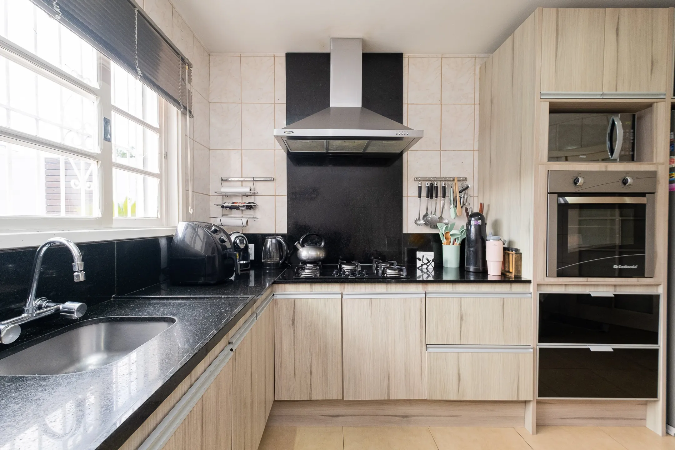 Casa à venda na Colina do Sol, Pelotas - 229 m², 3 quartos (sendo 1 suíte), cozinha planejada, lareira e espaço gourmet com piscina. - 9