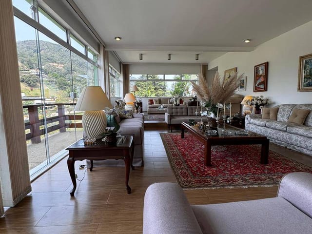 Casa 4 quartos e 2 banheiros, à venda, no bairro Quitandinha em Petrópolis
