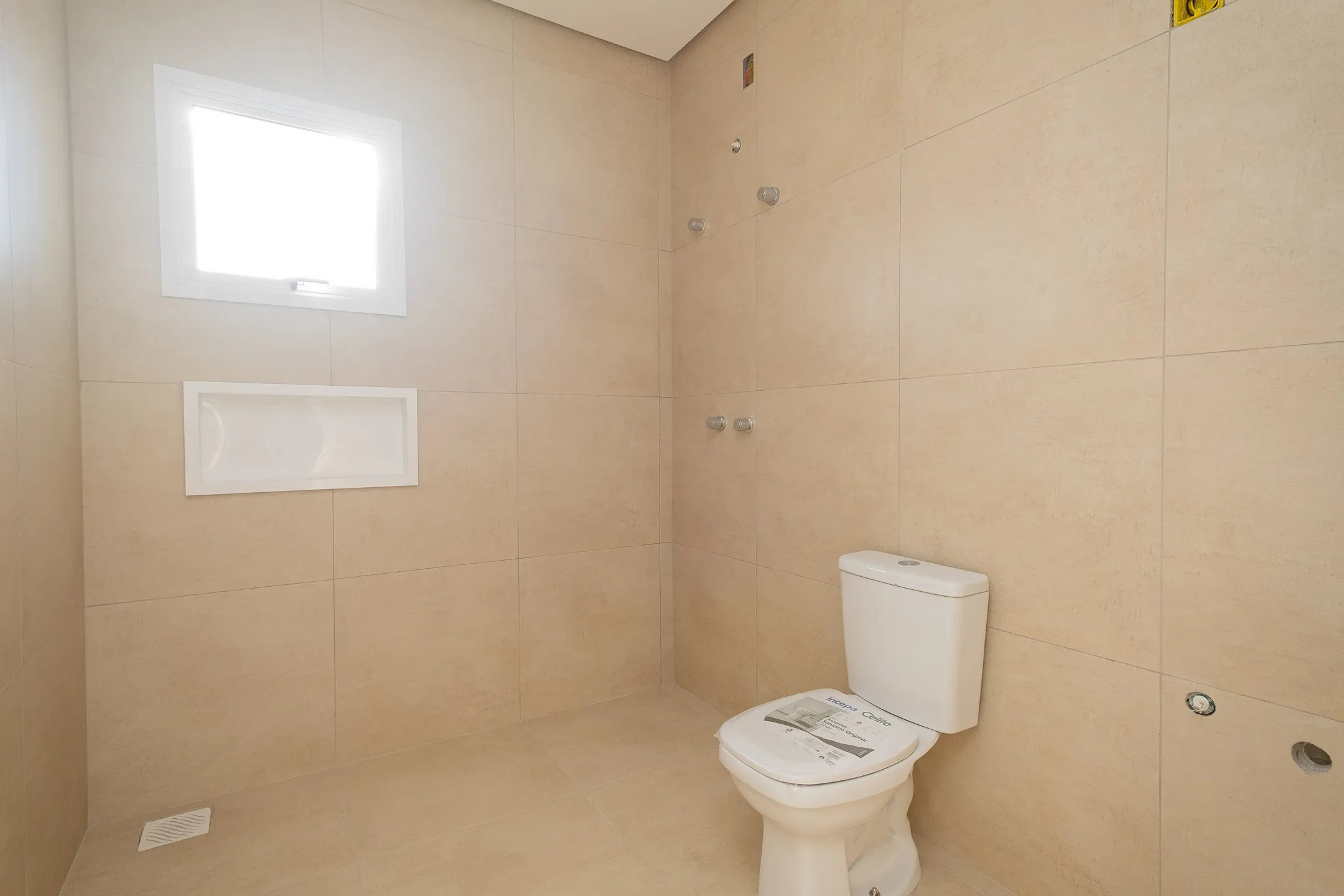 Casa à venda no Amarilis, Laranjal - 96 m², 2 quartos (ambos suítes), sala com lareira, ótima posição solar e pátio aos fundos. - 10