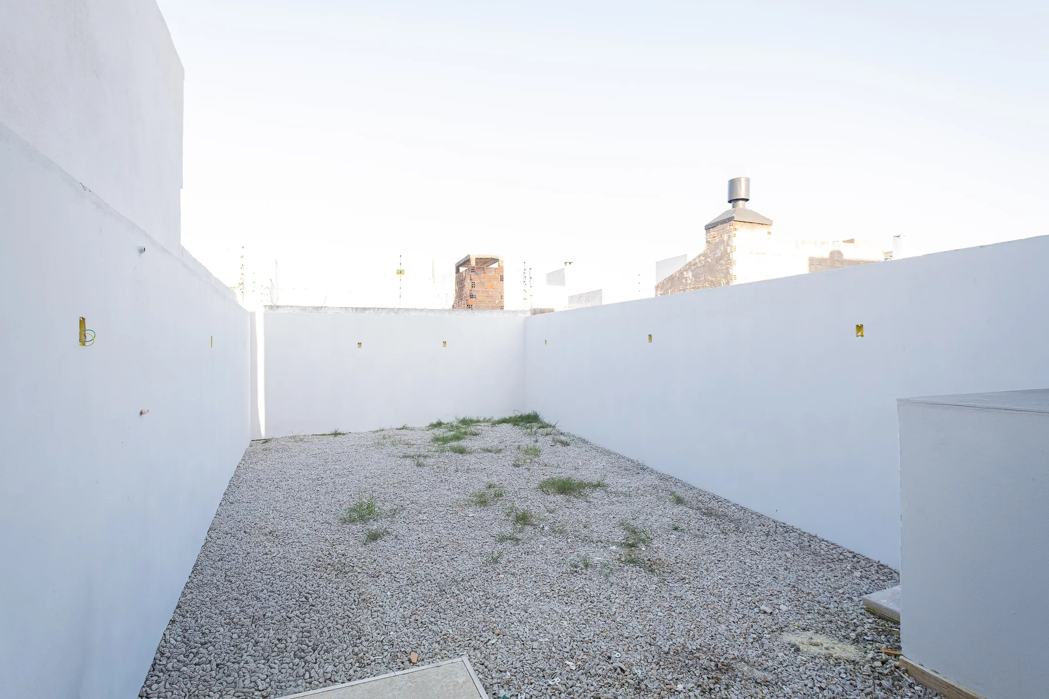 Casa à venda no Amarilis, Laranjal - 96 m², 2 quartos (ambos suítes), sala com lareira, ótima posição solar e pátio aos fundos. - 11