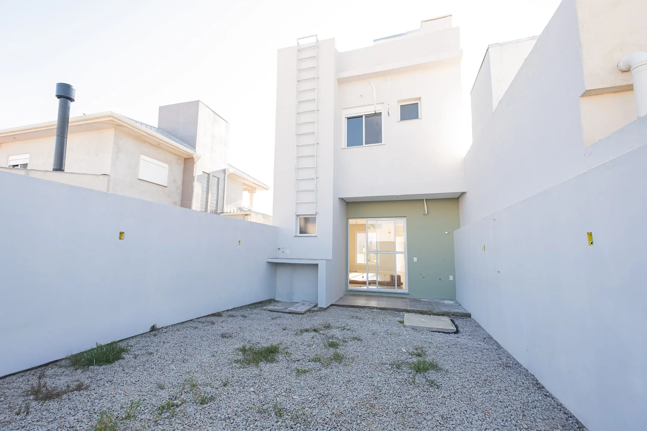 Casa à venda no Amarilis, Laranjal - 96 m², 2 quartos (ambos suítes), sala com lareira, ótima posição solar e pátio aos fundos. - 12