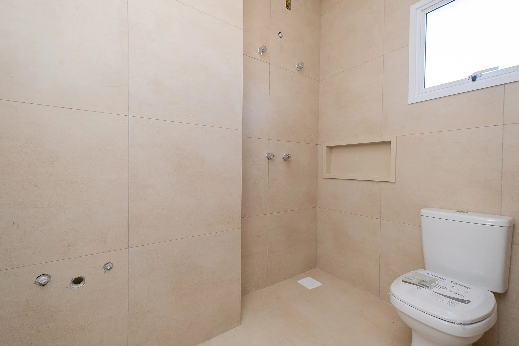 Casa à venda no Amarilis, Laranjal - 96 m², 2 quartos (ambos suítes), sala com lareira, ótima posição solar e pátio aos fundos. - 7