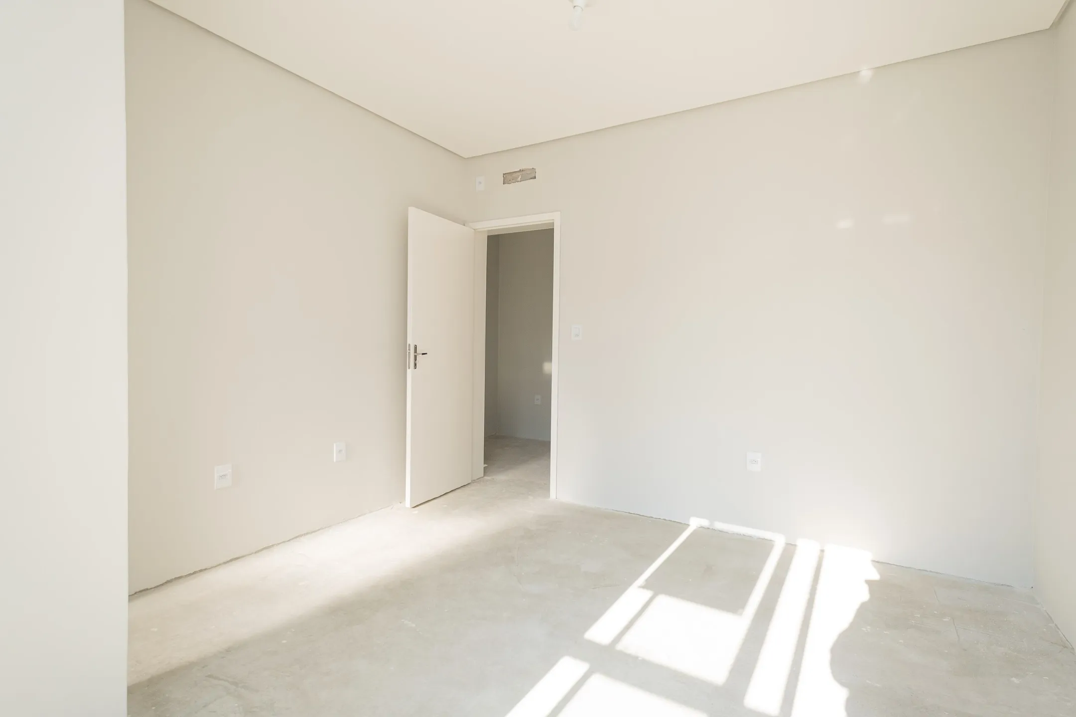 Casa à venda no Amarilis, Laranjal - 96 m², 2 quartos (ambos suítes), sala com lareira, ótima posição solar e pátio aos fundos. - 9
