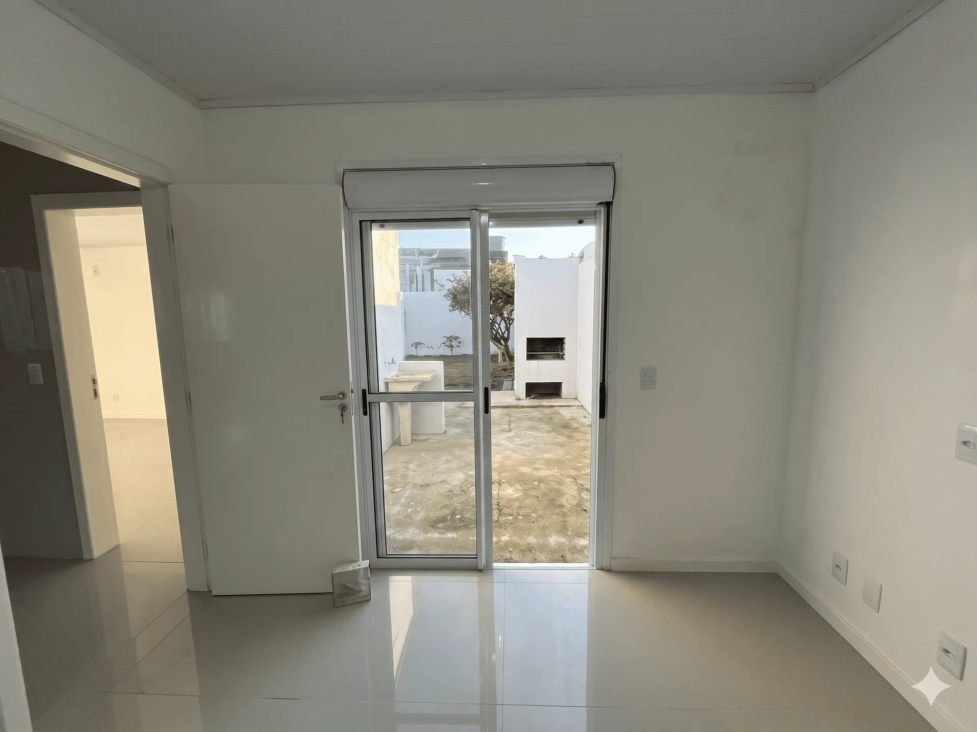 Casa reformada à venda no São Gonçalo, Pelotas - 100 m², 3 quartos, piso porcelanato e amplo pátio aos fundos. - 11
