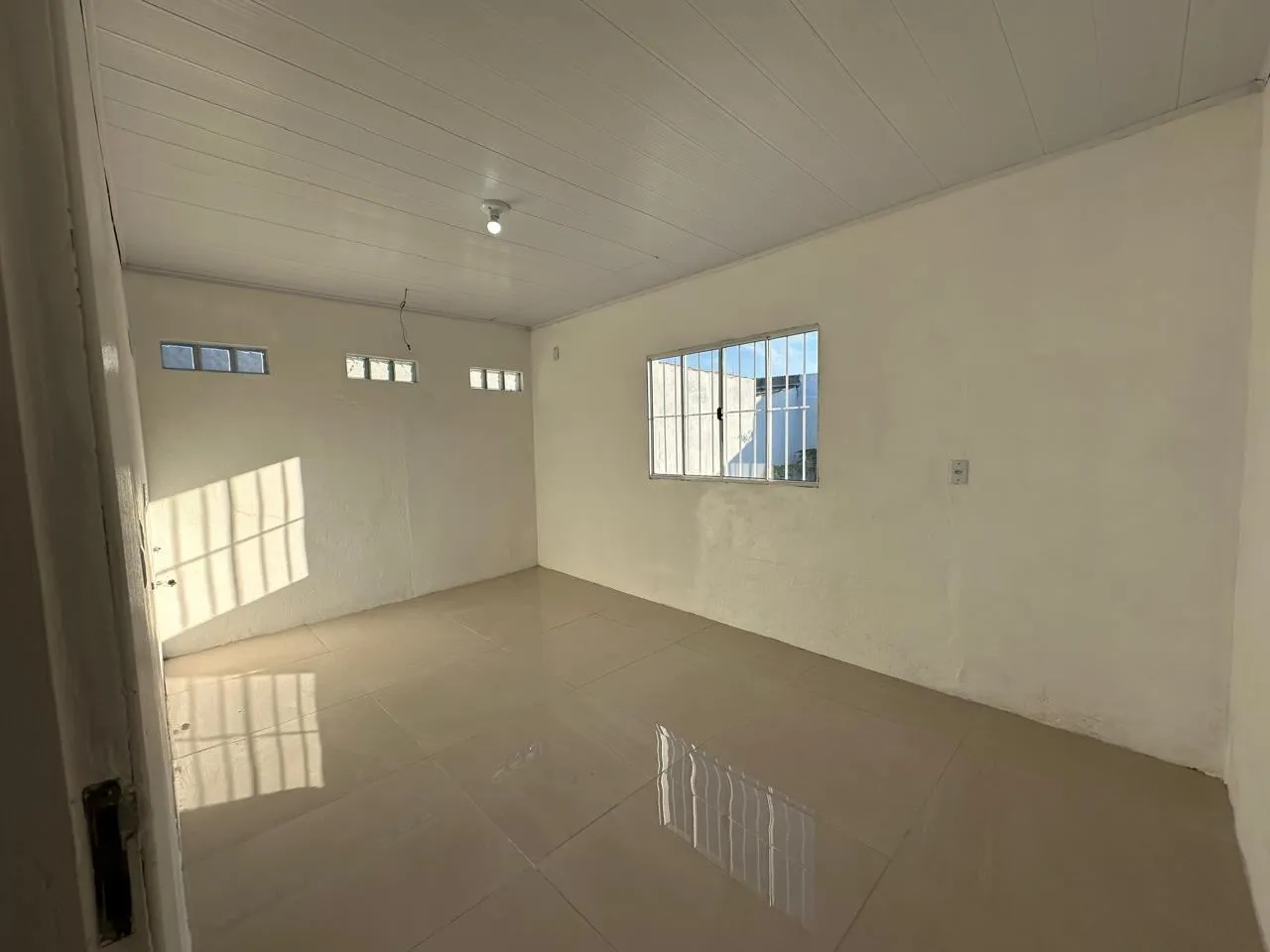 Casa reformada à venda no São Gonçalo, Pelotas - 100 m², 3 quartos, piso porcelanato e amplo pátio aos fundos. - 9