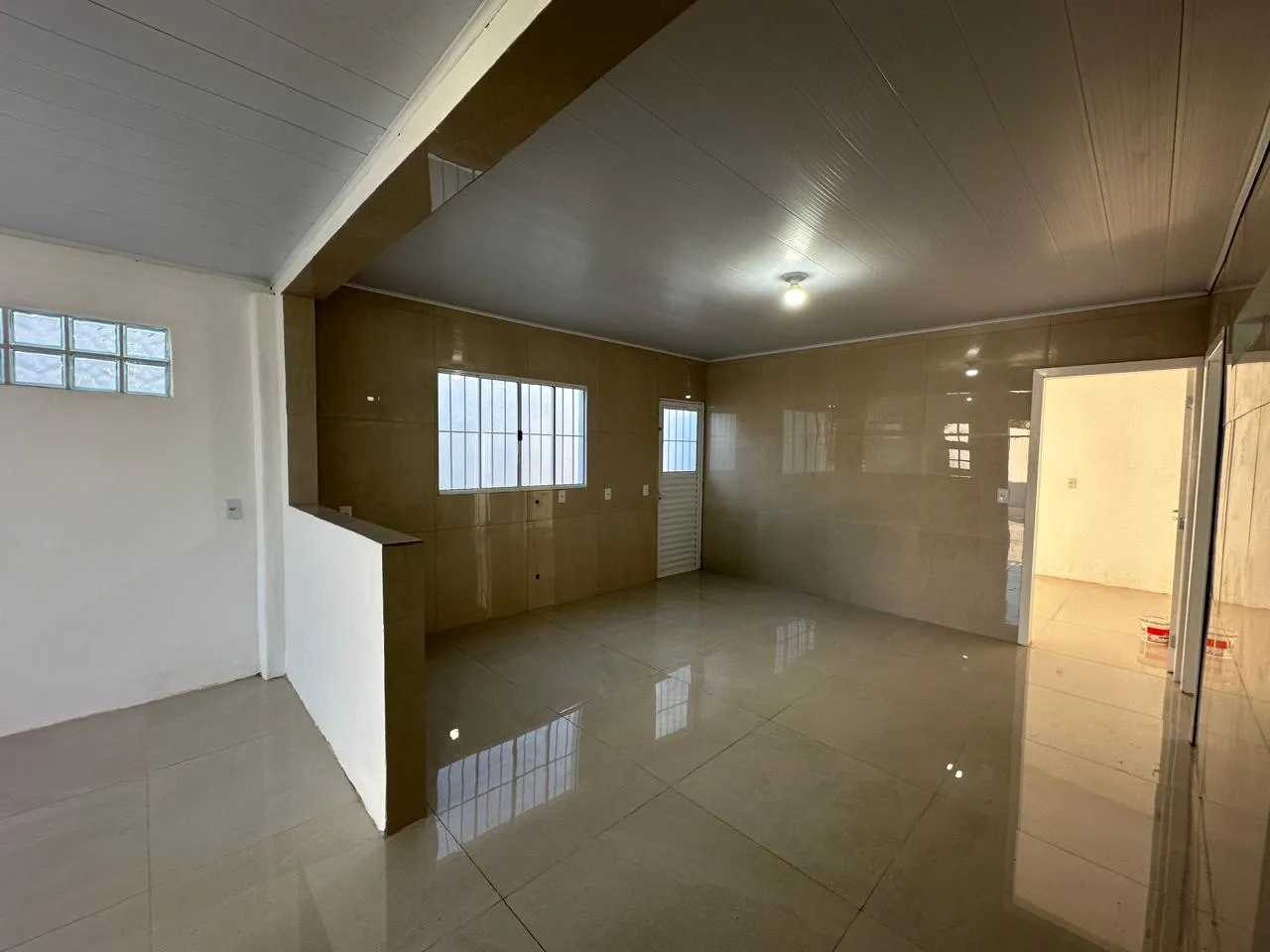 Casa reformada à venda no São Gonçalo, Pelotas - 100 m², 3 quartos, piso porcelanato e amplo pátio aos fundos. - 7