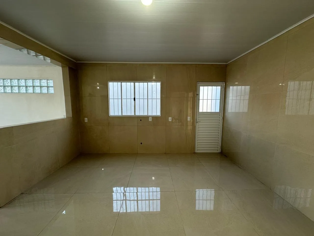 Casa reformada à venda no São Gonçalo, Pelotas - 100 m², 3 quartos, piso porcelanato e amplo pátio aos fundos. - 8