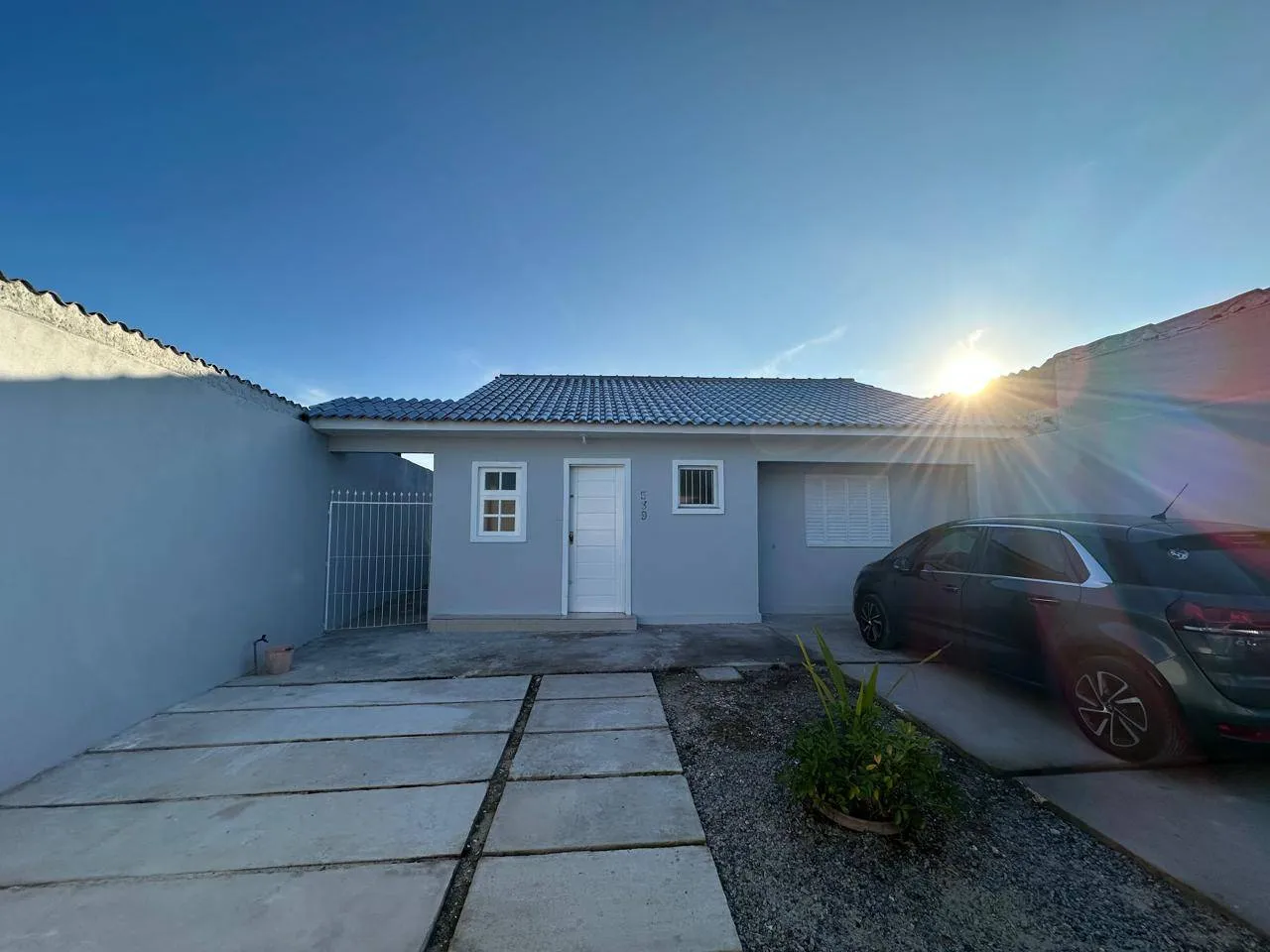 Casa reformada à venda no São Gonçalo, Pelotas - 100 m², 3 quartos, piso porcelanato e amplo pátio aos fundos. - 15