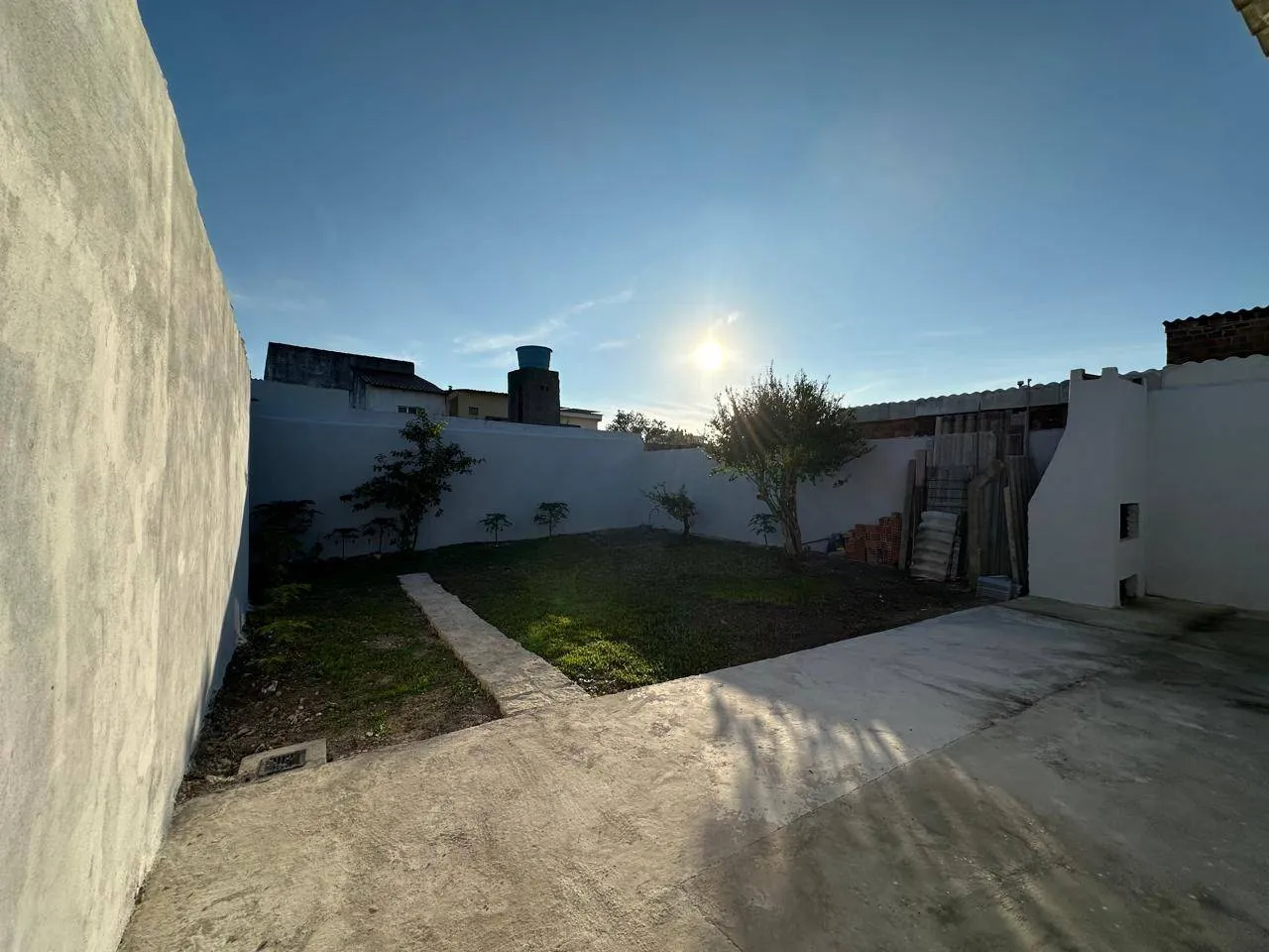 Casa reformada à venda no São Gonçalo, Pelotas - 100 m², 3 quartos, piso porcelanato e amplo pátio aos fundos. - 13