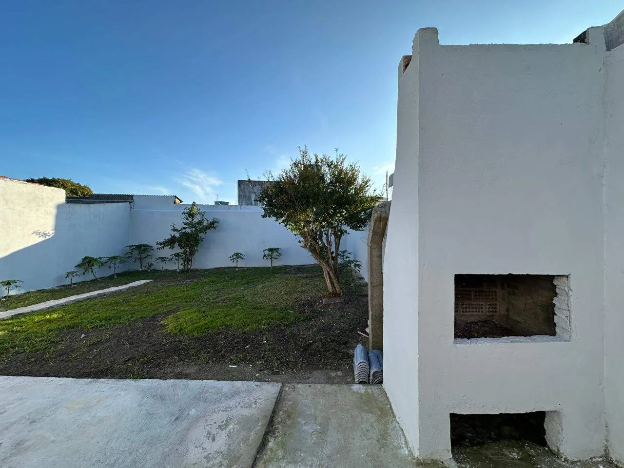 Casa reformada à venda no São Gonçalo, Pelotas - 100 m², 3 quartos, piso porcelanato e amplo pátio aos fundos. - 12