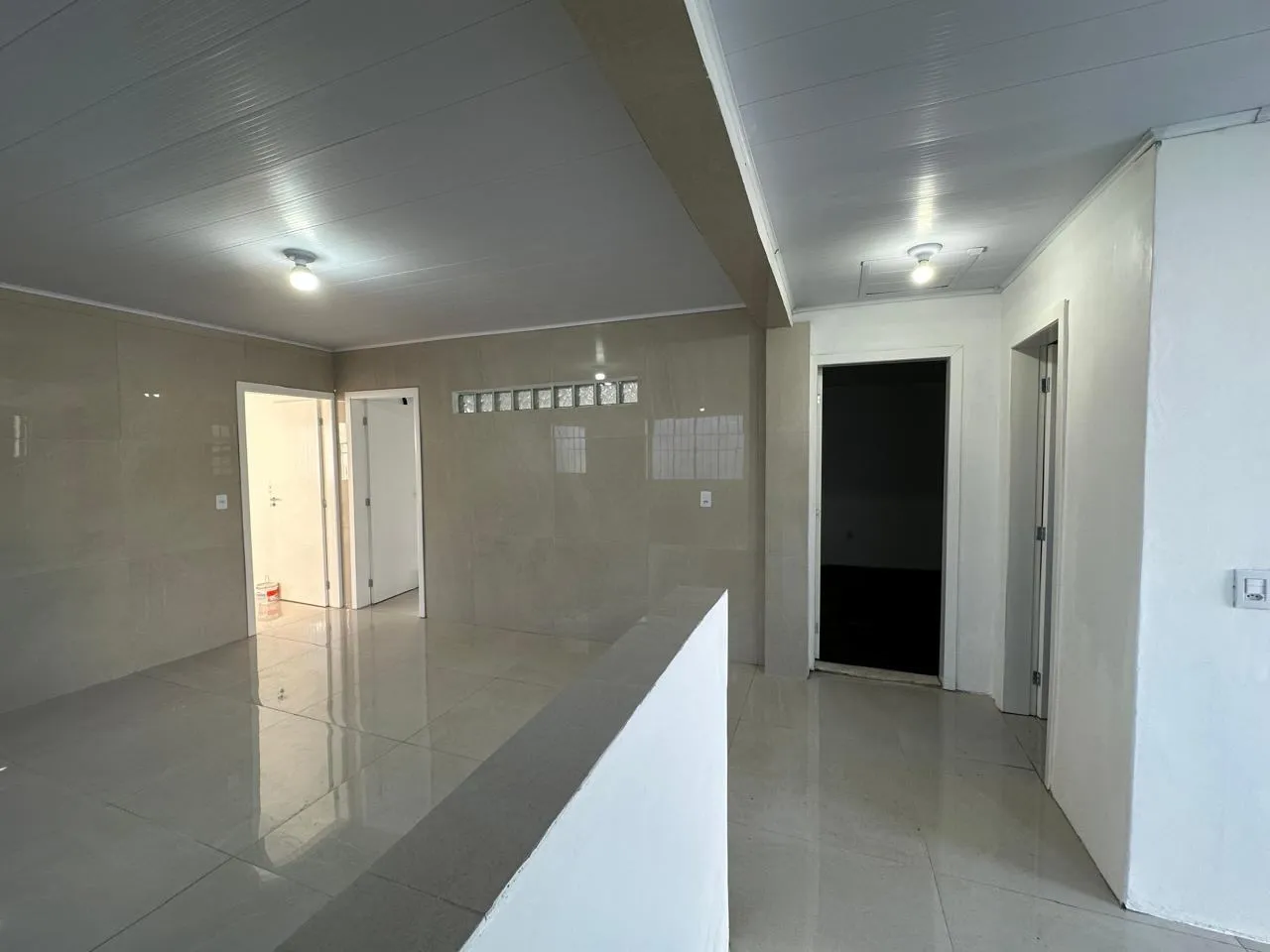 Casa reformada à venda no São Gonçalo, Pelotas - 100 m², 3 quartos, piso porcelanato e amplo pátio aos fundos. - 6