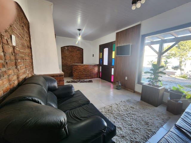Casa com 300m² 2 quartos e 2 banheiros, à venda, no bairro Laranjal em Pelotas