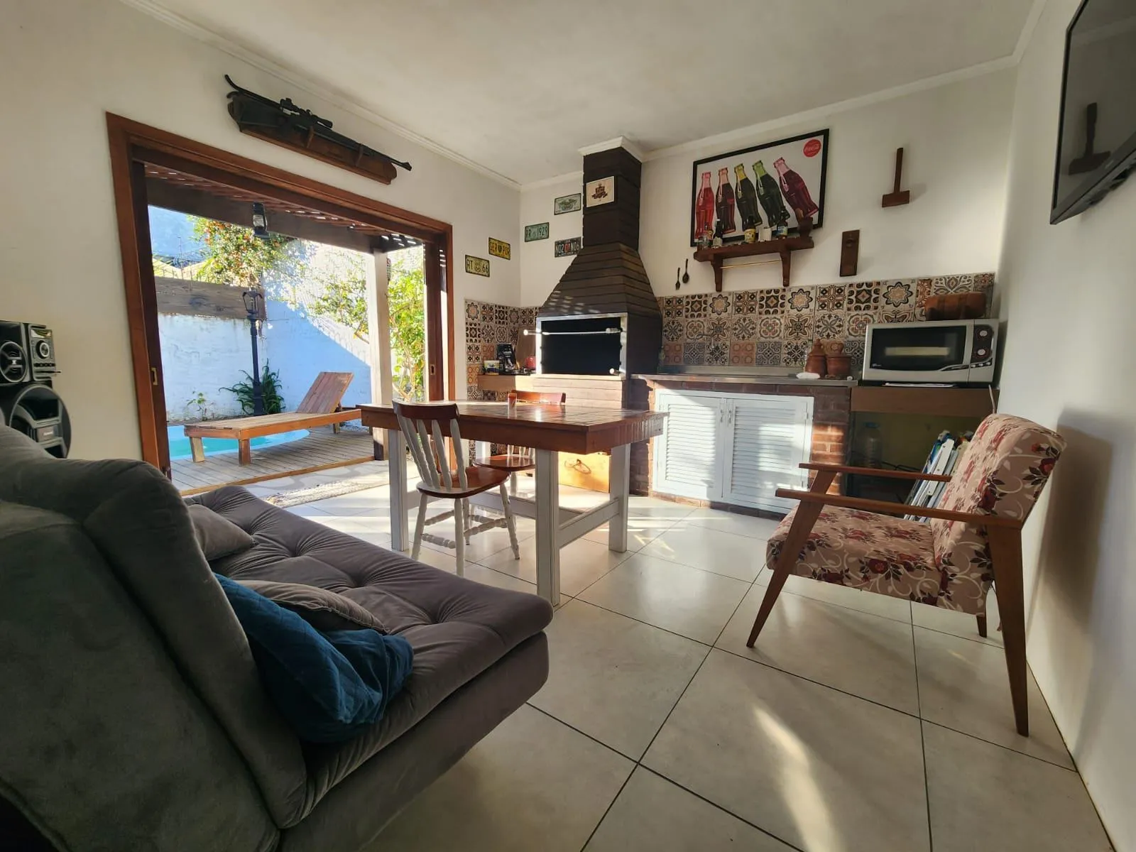 Casa à venda no Laranjal, Pelotas - 175 m², 2 quartos, lareira, amplo espaço gourmet com churrasqueira e pátio com piscina. - 15