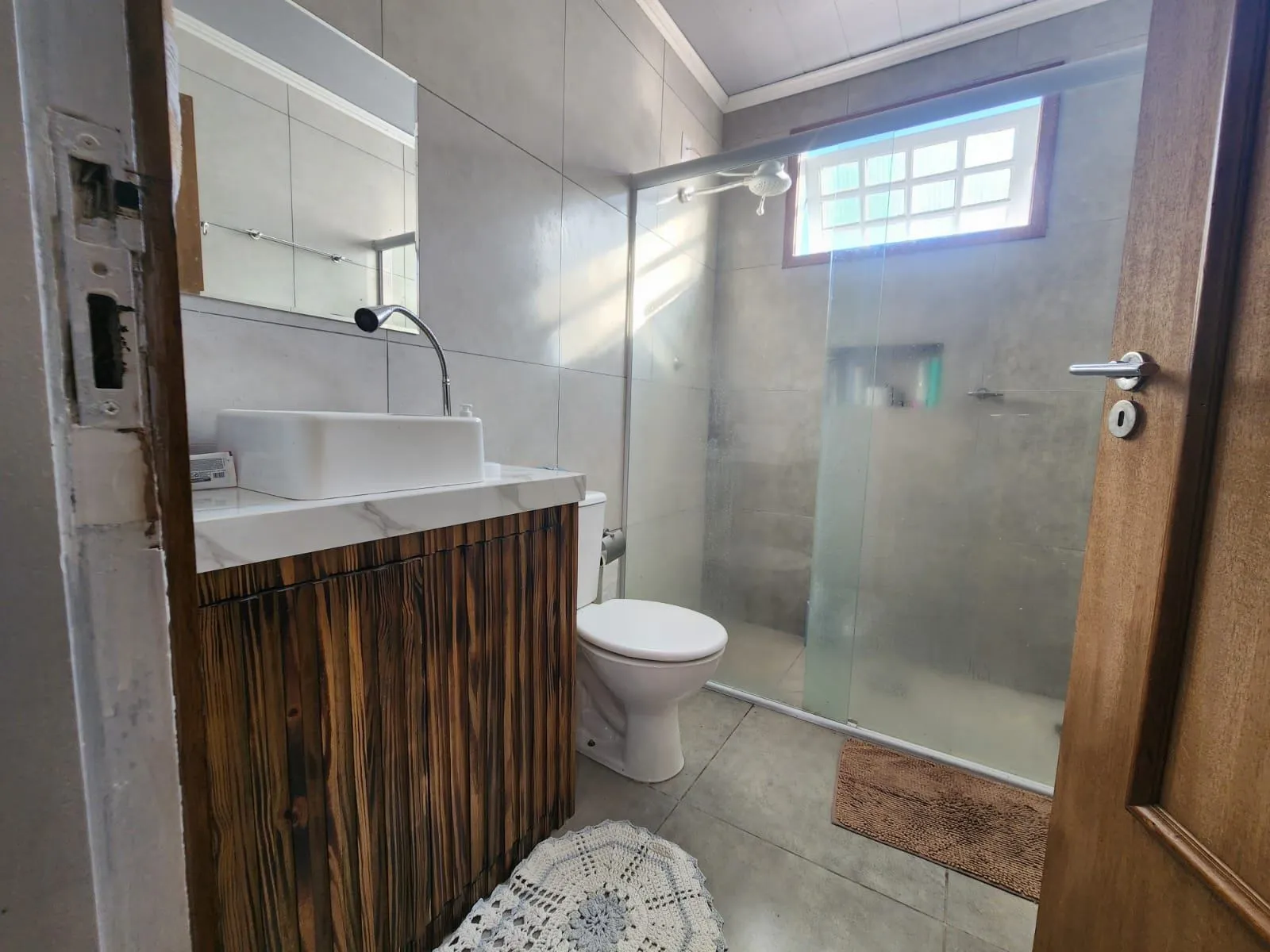 Casa à venda no Laranjal, Pelotas - 175 m², 2 quartos, lareira, amplo espaço gourmet com churrasqueira e pátio com piscina. - 12