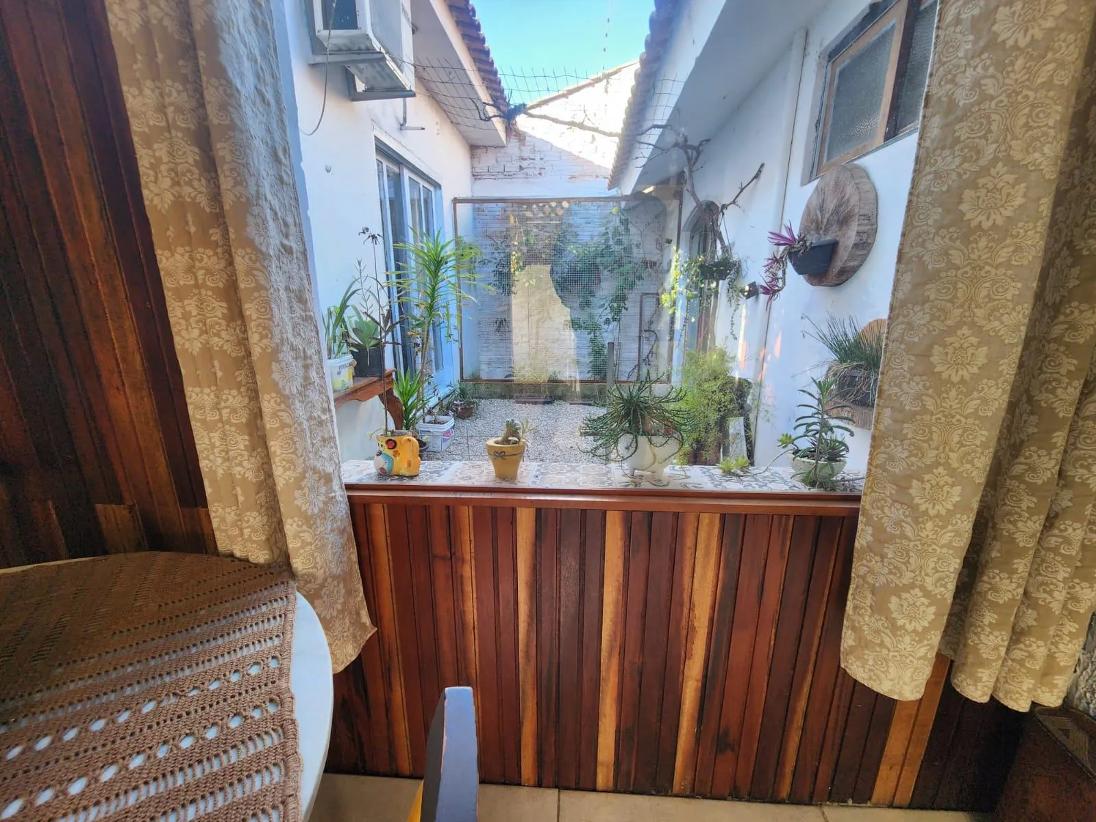 Casa à venda no Laranjal, Pelotas - 175 m², 2 quartos, lareira, amplo espaço gourmet com churrasqueira e pátio com piscina. - 6