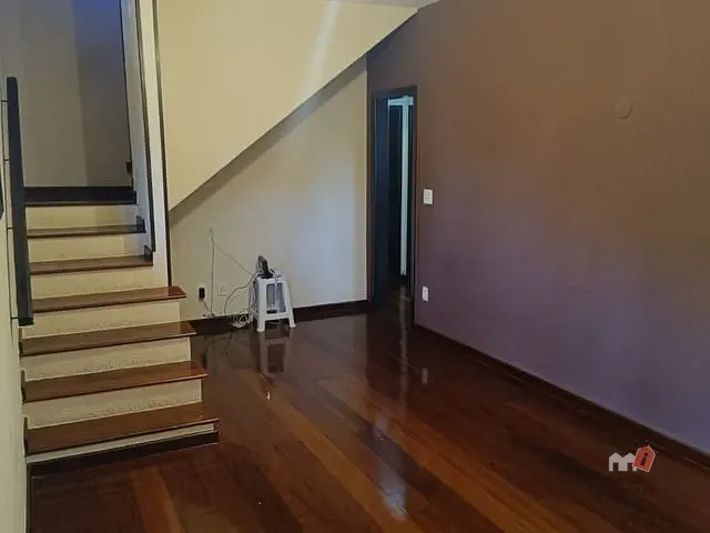 Casa com 338m² 4 quartos e 1 banheiro, à venda, no bairro Castelanea em Petrópolis