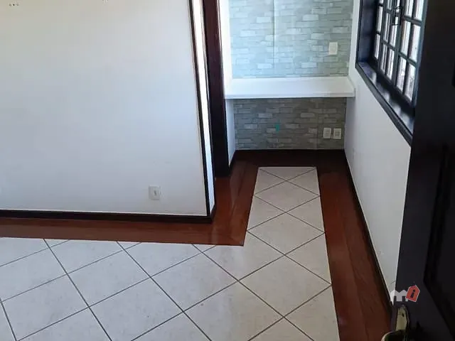 Casa com 338m² 4 quartos e 1 banheiro, à venda, no bairro Castelanea em Petrópolis