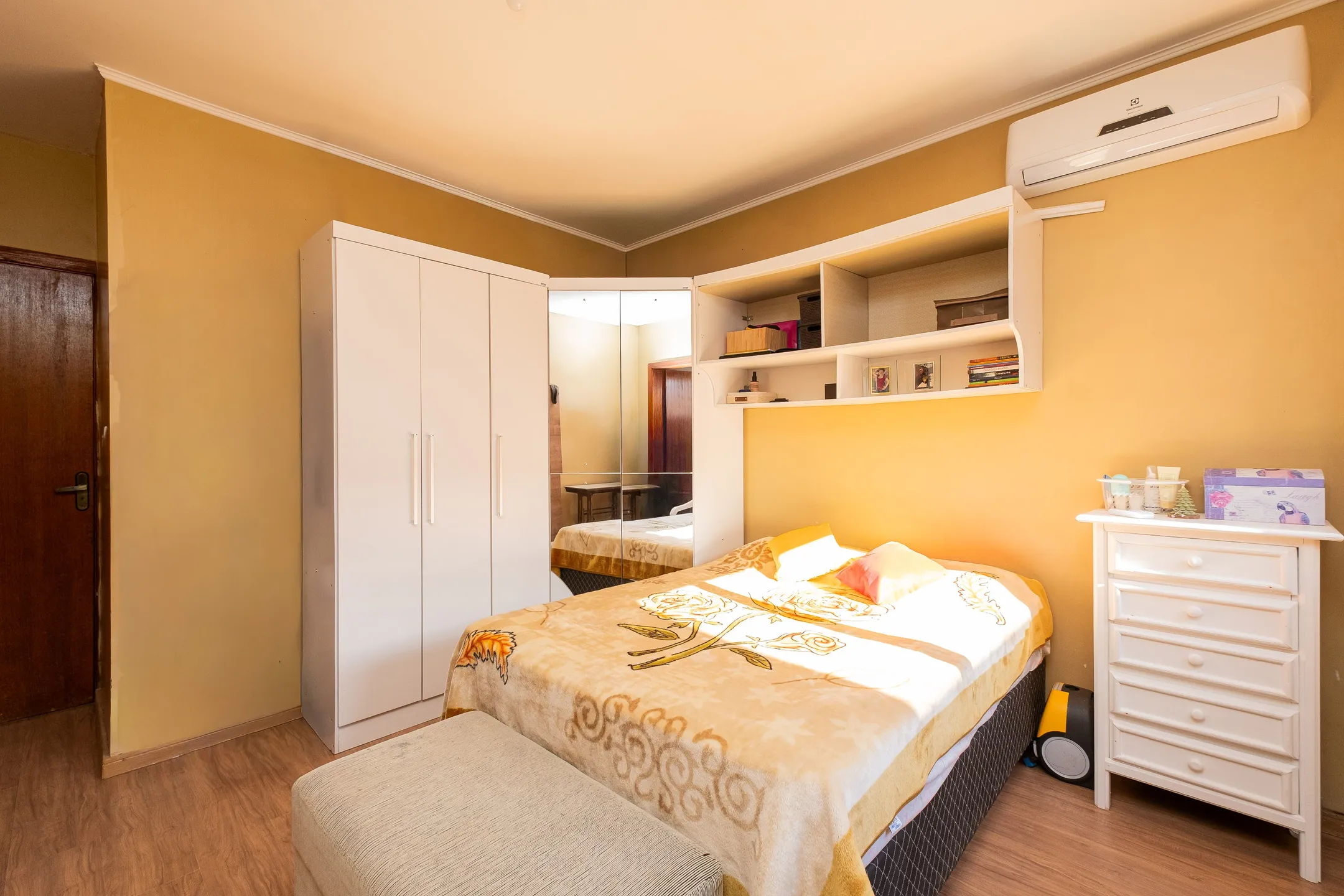 Casa à venda no Amarilis, Laranjal - 75 m², 3 quartos (sendo 1 suíte), móveis de alta qualidade, churrasqueira e 5 placas solares. - 11