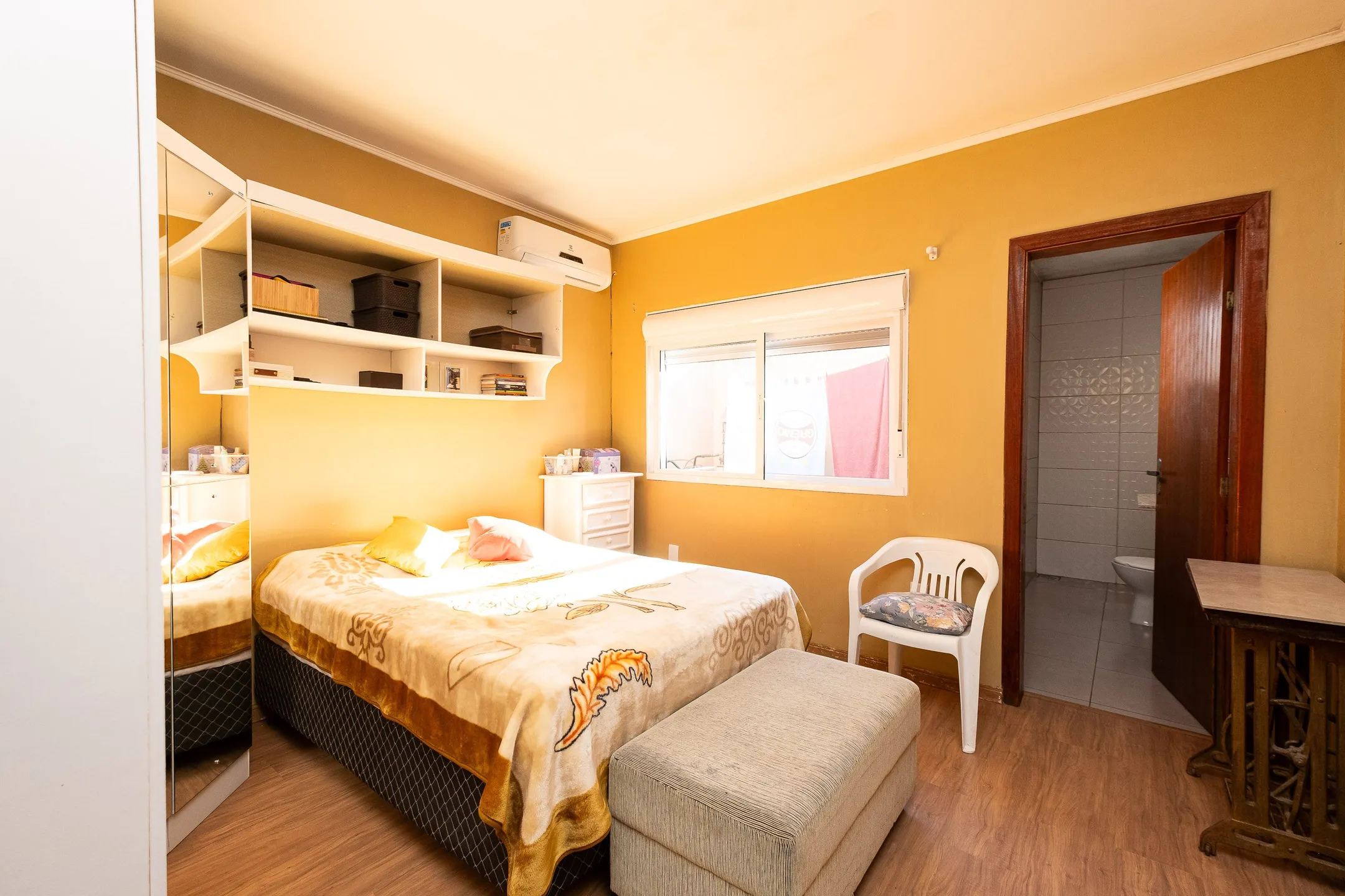 Casa à venda no Amarilis, Laranjal - 75 m², 3 quartos (sendo 1 suíte), móveis de alta qualidade, churrasqueira e 5 placas solares. - 12