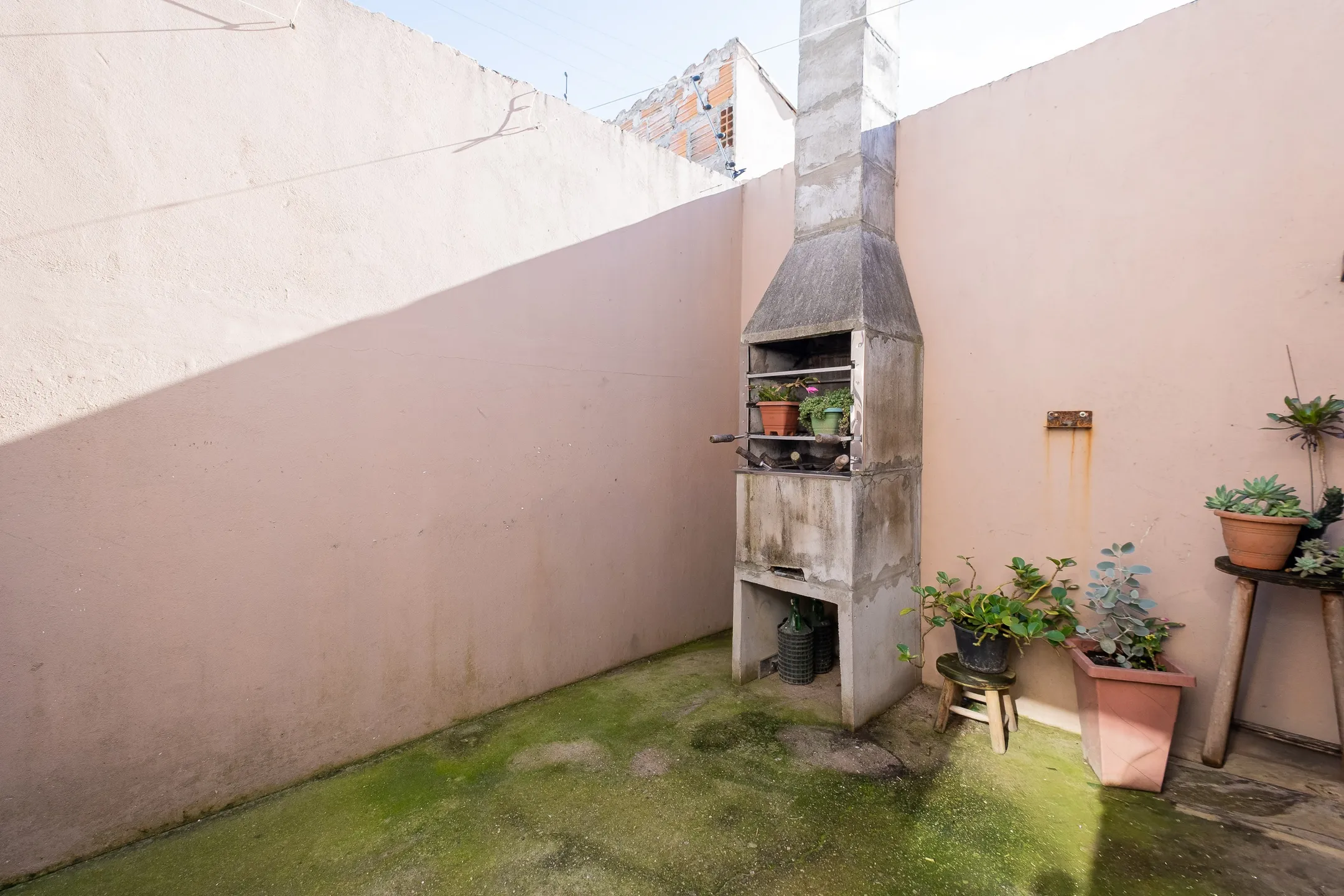 Casa à venda no Amarilis, Laranjal - 75 m², 3 quartos (sendo 1 suíte), móveis de alta qualidade, churrasqueira e 5 placas solares. - 14