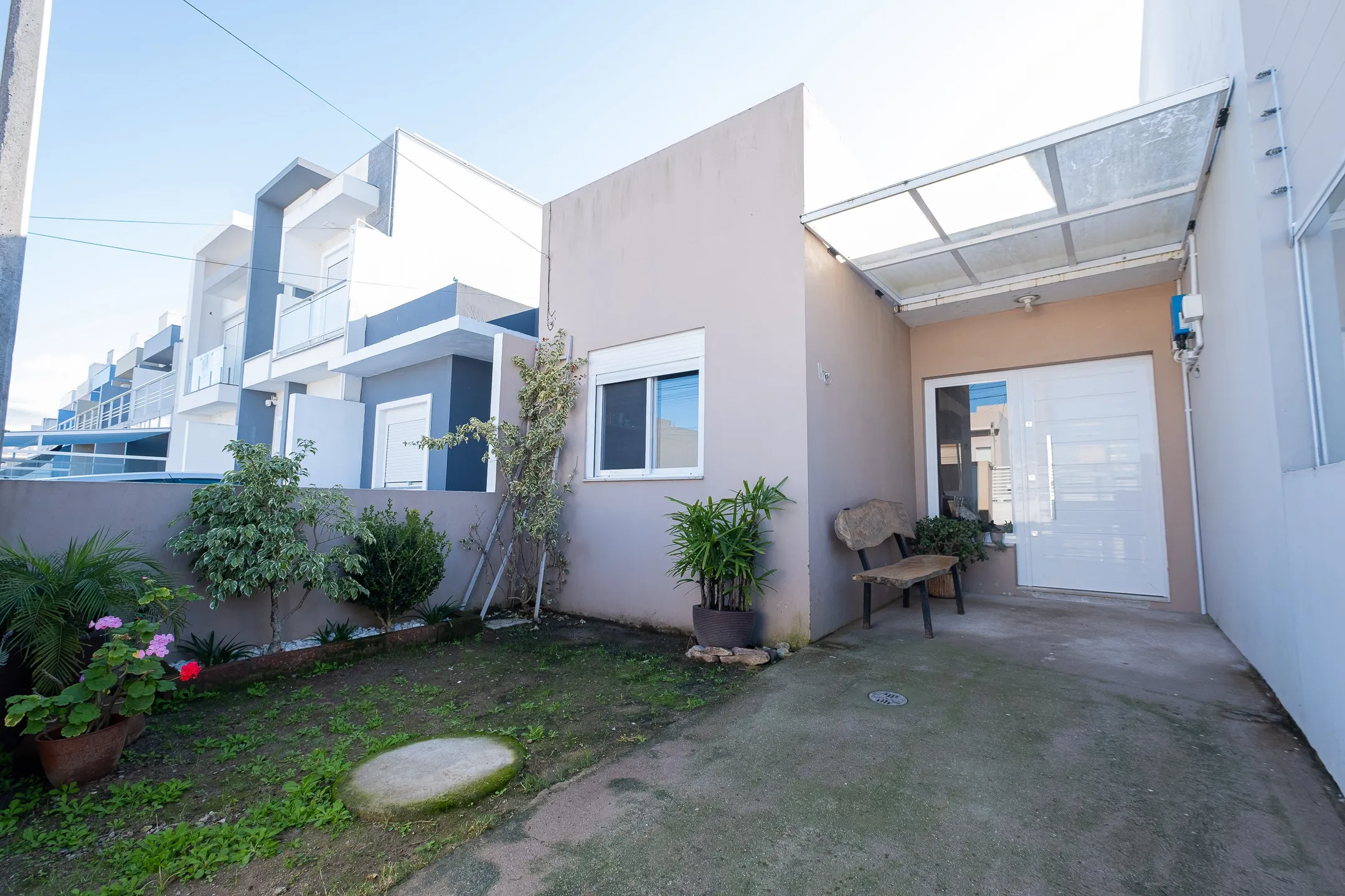 Casa à venda no Amarilis, Laranjal - 75 m², 3 quartos (sendo 1 suíte), móveis de alta qualidade, churrasqueira e 5 placas solares. - 15