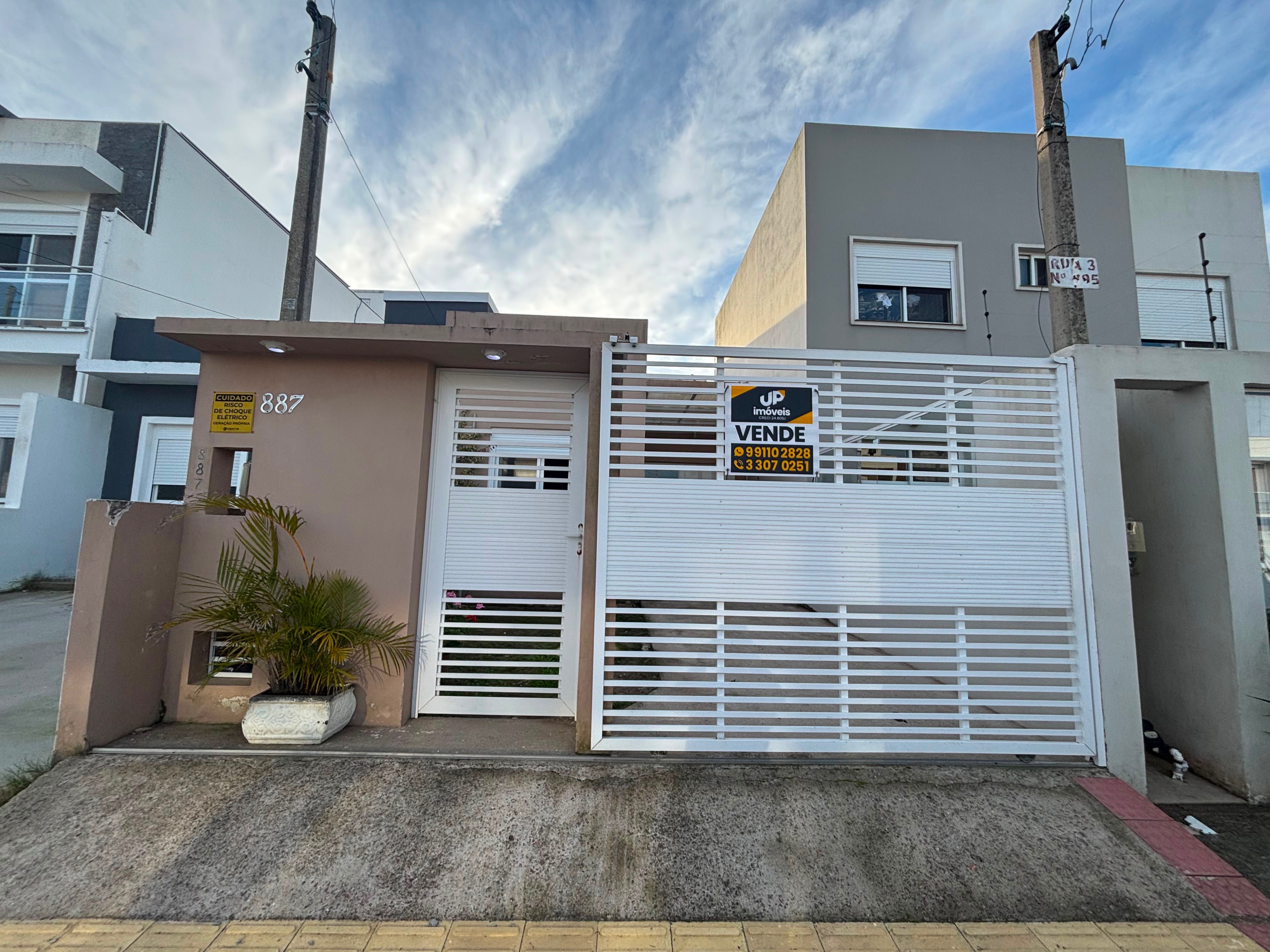 Casa à venda no Amarilis, Laranjal - 75 m², 3 quartos (sendo 1 suíte), móveis de alta qualidade, churrasqueira e 5 placas solares. - 17