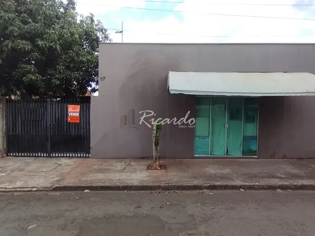 Casa com 241m² 2 quartos e 1 banheiro, à venda, no bairro Casa Família Arapongas IV em Arapongas