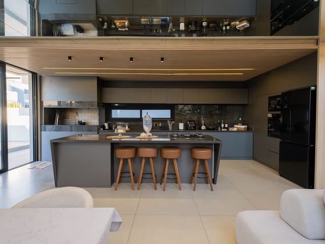 Casa com 407m² 3 quartos e 3 banheiros, à venda, no bairro Laranjal em Pelotas