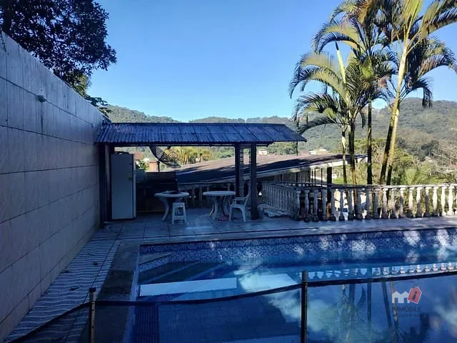 Casa com 1541m² 3 quartos e 3 banheiros, à venda, no bairro Quarteirão Ingelheim em Petrópolis