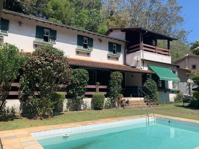 Casa com 7008m² 5 quartos e 4 banheiros, à venda, no bairro Castelanea em Petrópolis
