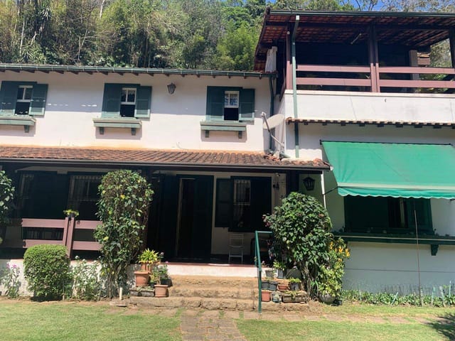 Casa com 7008m² 5 quartos e 4 banheiros, à venda, no bairro Castelanea em Petrópolis
