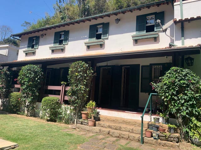 Casa com 7008m² 5 quartos e 4 banheiros, à venda, no bairro Castelanea em Petrópolis