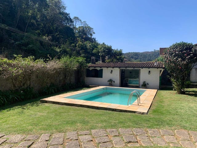 Casa com 7008m² 5 quartos e 4 banheiros, à venda, no bairro Castelanea em Petrópolis