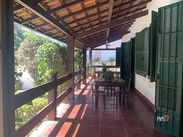 Casa com 7008m² 5 quartos e 4 banheiros, à venda, no bairro Castelanea em Petrópolis