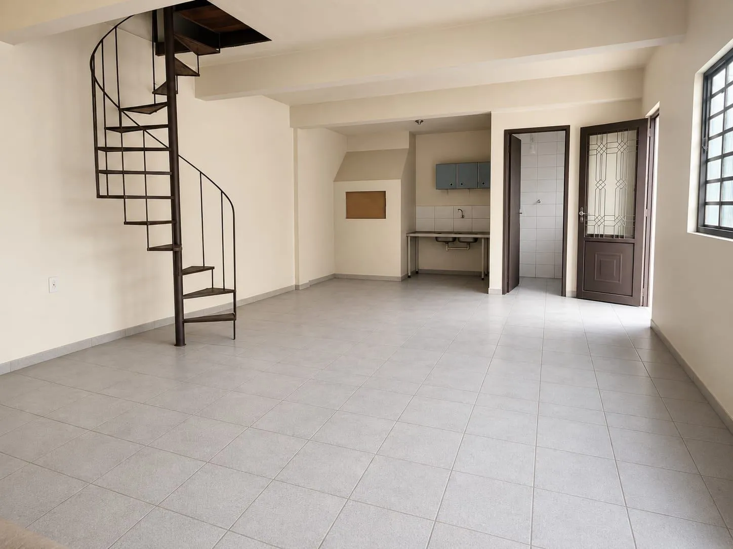 Casa à venda no Fragata, Pelotas - 188 m², 4 quartos, ambientes amplos, pátio e garagem para 4 veículos.