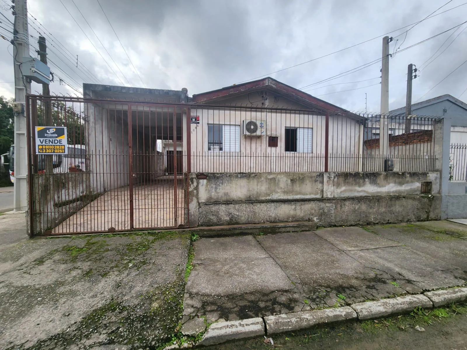 Casa à venda no Fragata, Pelotas - 188 m², 4 quartos, ambientes amplos, pátio e garagem para 4 veículos. - 11