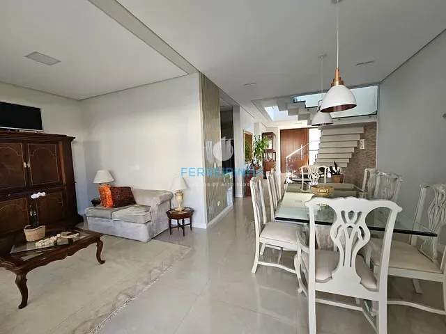 Casa com 250m² 4 quartos e 5 banheiros, à venda, no bairro Urbanova em São José dos Campos