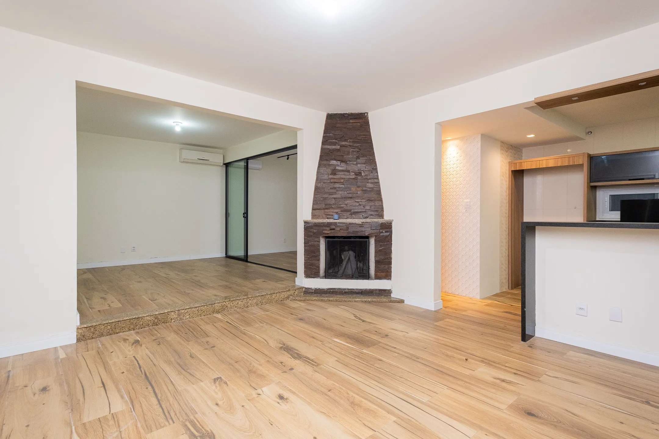 Casa à venda na Av. São Francisco de Paula, Areal - 244 m², 3 quartos (sendo 1 suíte), móveis sob medida e espaço gourmet com piscina.