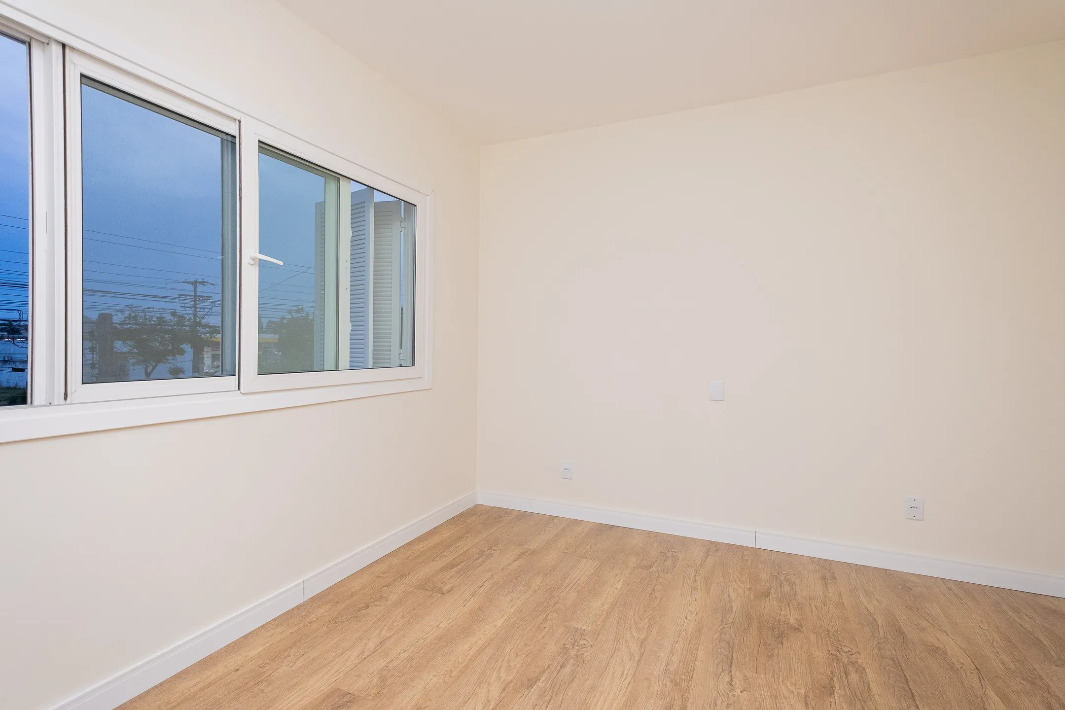 Casa à venda na Av. São Francisco de Paula, Areal - 244 m², 3 quartos (sendo 1 suíte), móveis sob medida e espaço gourmet com piscina. - 18
