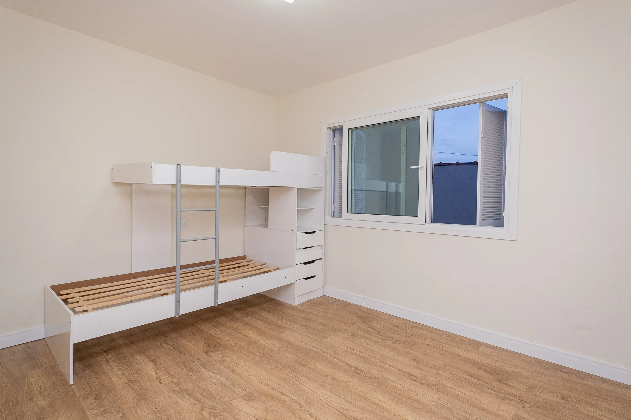 Casa à venda na Av. São Francisco de Paula, Areal - 244 m², 3 quartos (sendo 1 suíte), móveis sob medida e espaço gourmet com piscina. - 20