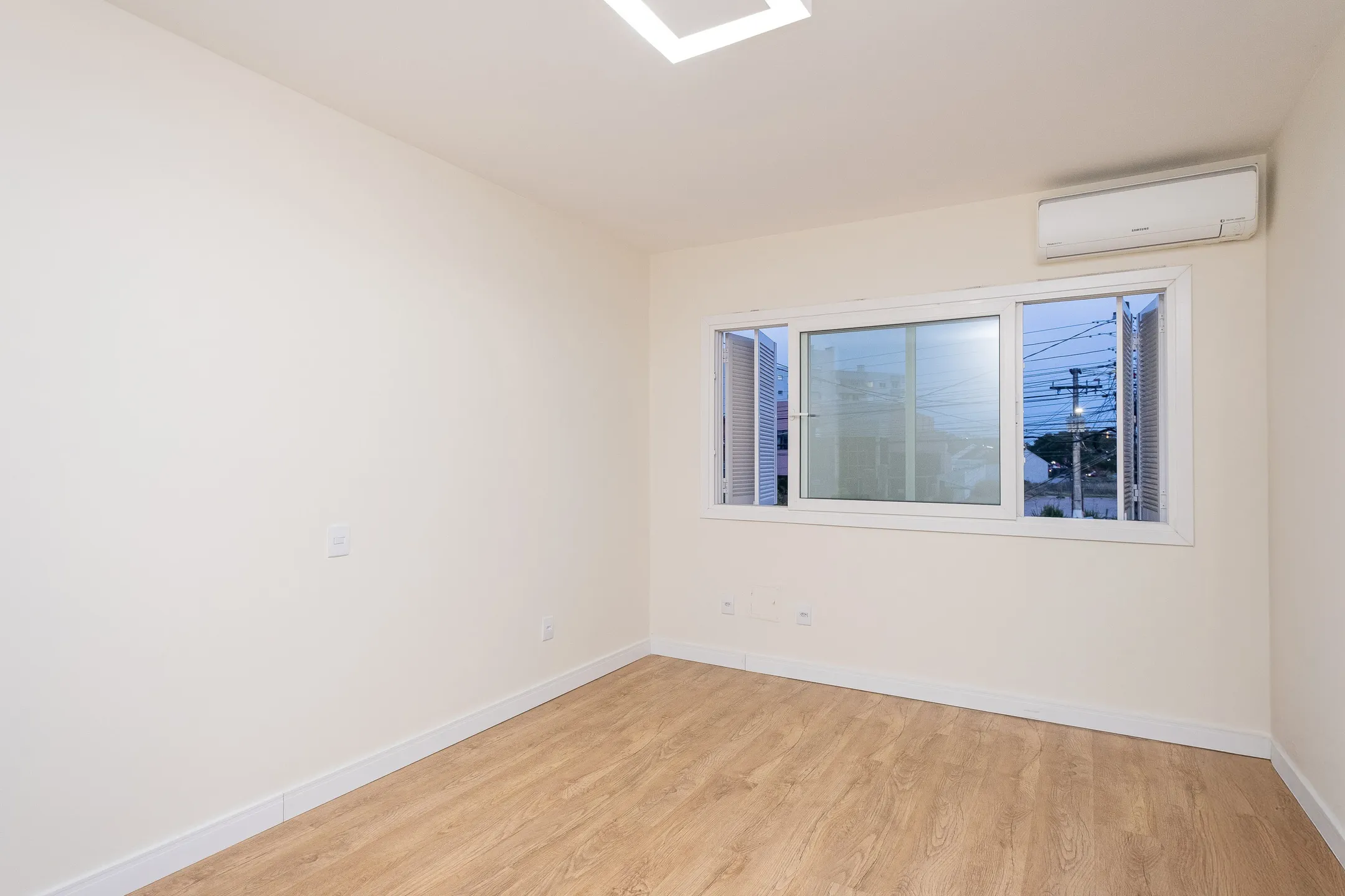 Casa à venda na Av. São Francisco de Paula, Areal - 244 m², 3 quartos (sendo 1 suíte), móveis sob medida e espaço gourmet com piscina. - 22