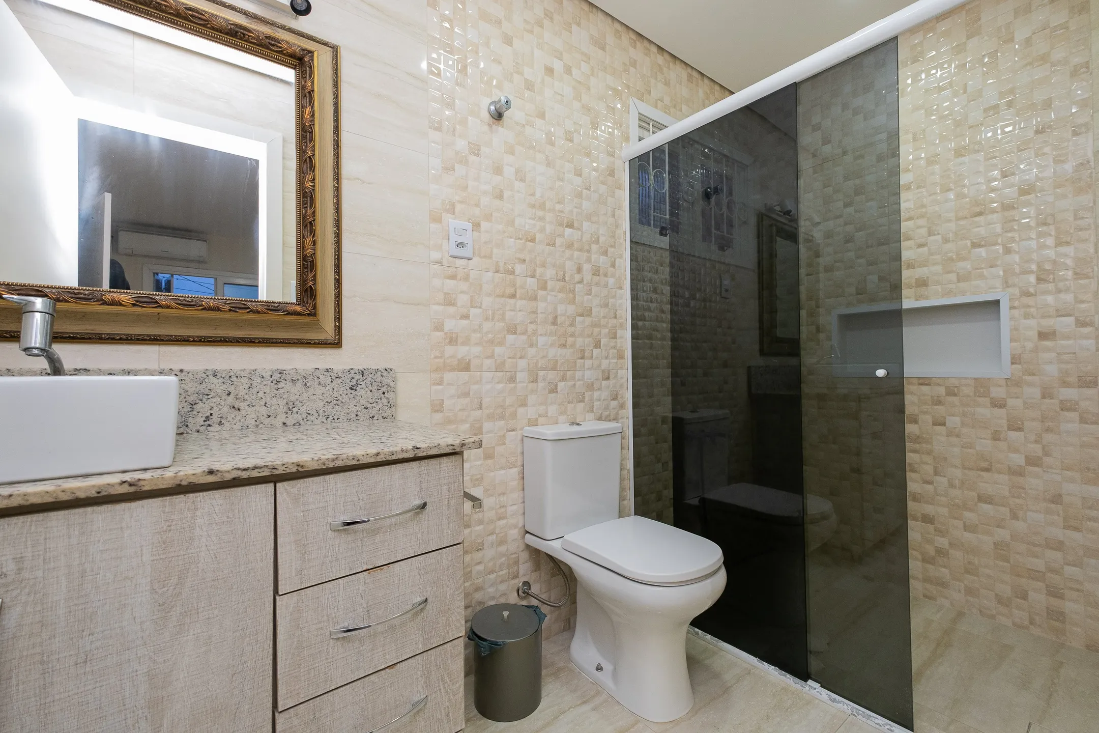 Casa à venda na Av. São Francisco de Paula, Areal - 244 m², 3 quartos (sendo 1 suíte), móveis sob medida e espaço gourmet com piscina. - 24