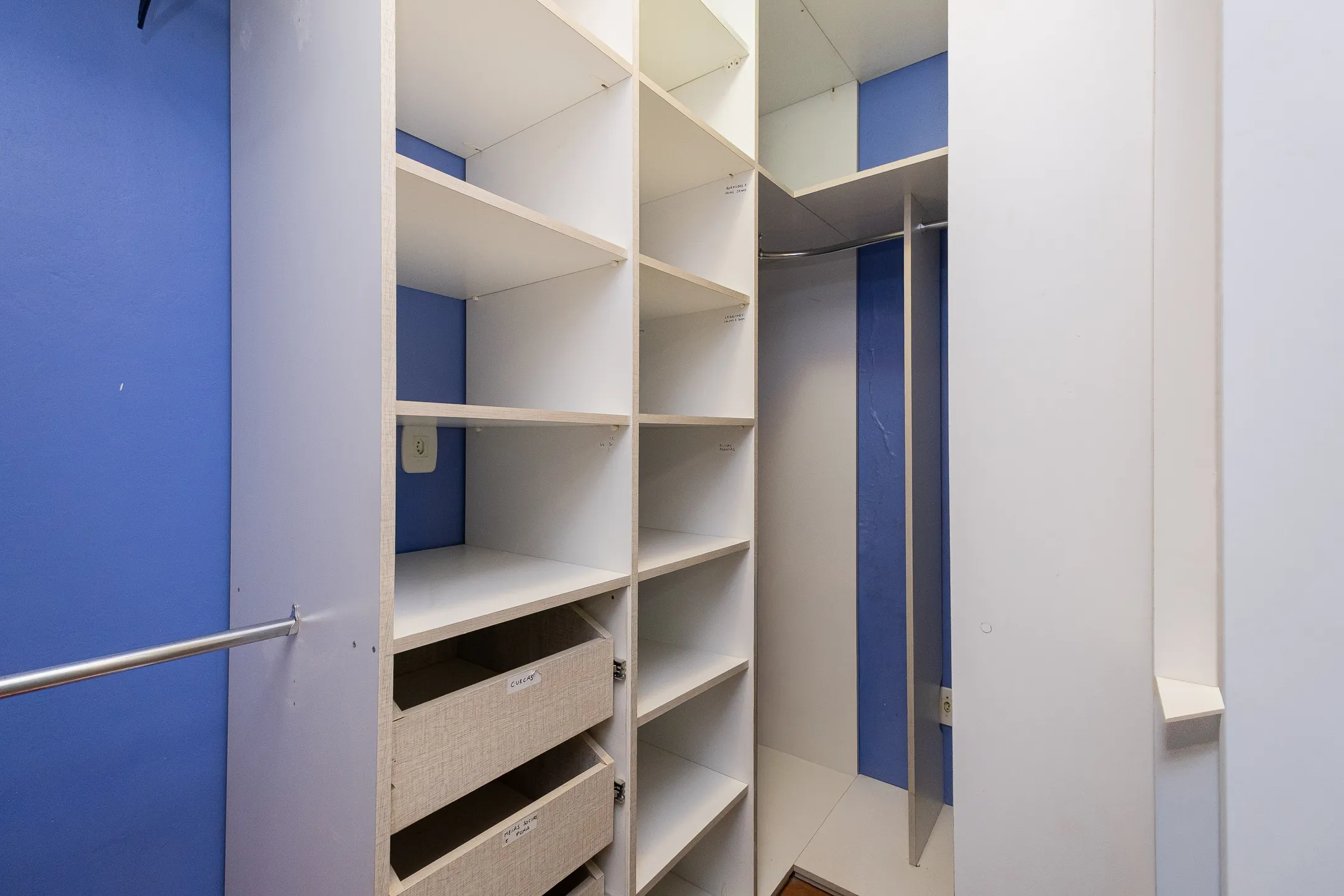 Casa à venda na Av. São Francisco de Paula, Areal - 244 m², 3 quartos (sendo 1 suíte), móveis sob medida e espaço gourmet com piscina. - 25