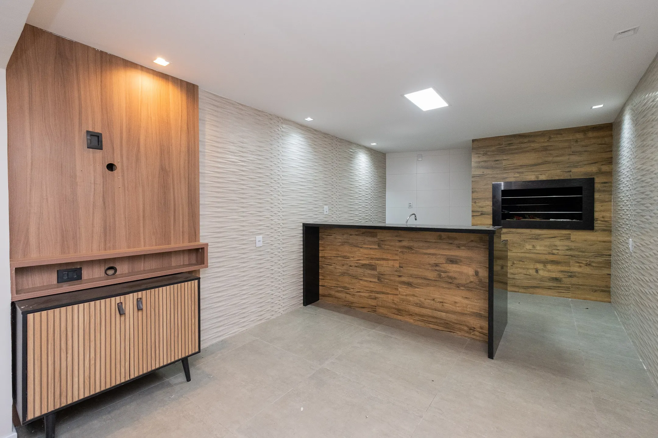 Casa à venda na Av. São Francisco de Paula, Areal - 244 m², 3 quartos (sendo 1 suíte), móveis sob medida e espaço gourmet com piscina. - 26