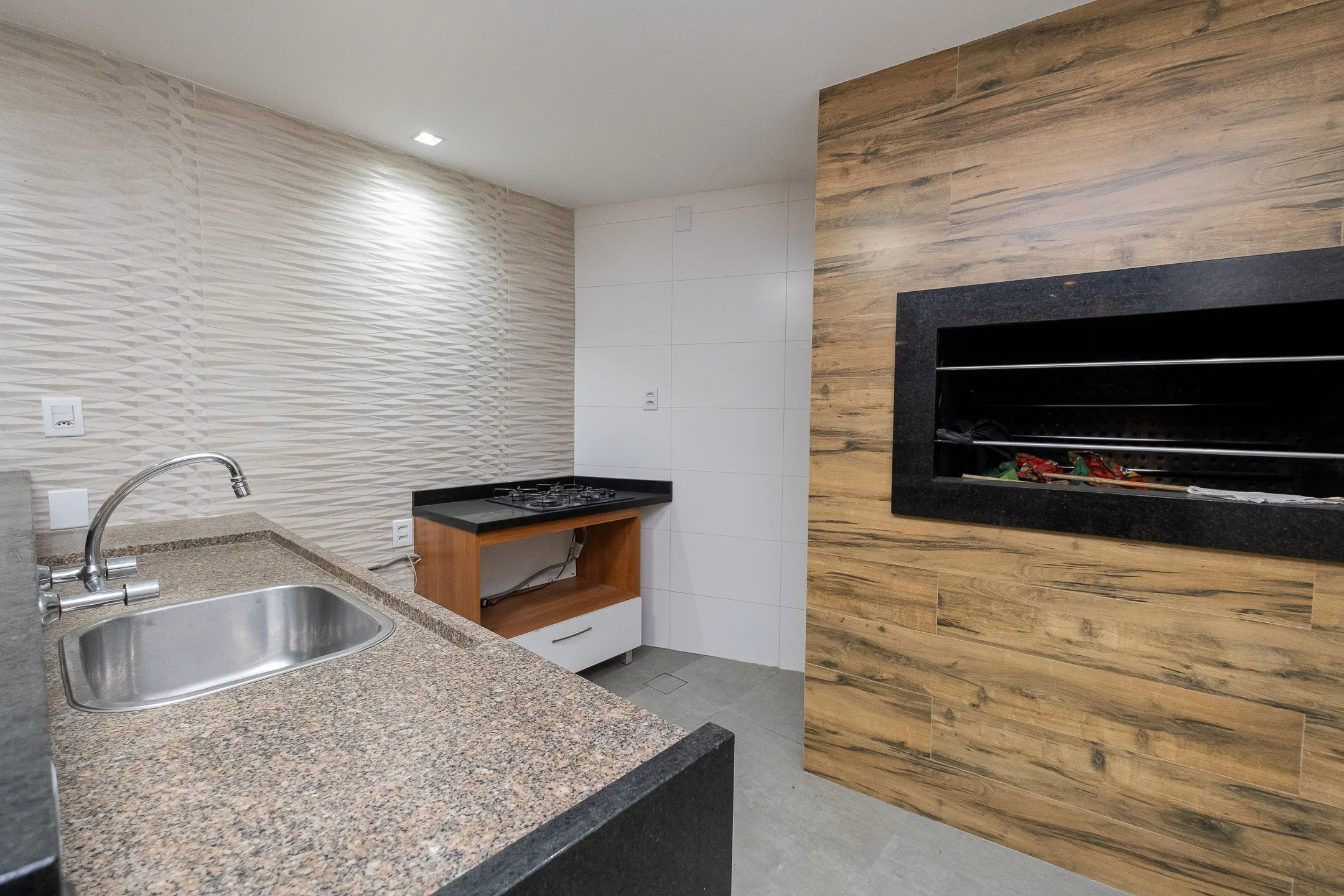 Casa à venda na Av. São Francisco de Paula, Areal - 244 m², 3 quartos (sendo 1 suíte), móveis sob medida e espaço gourmet com piscina. - 27