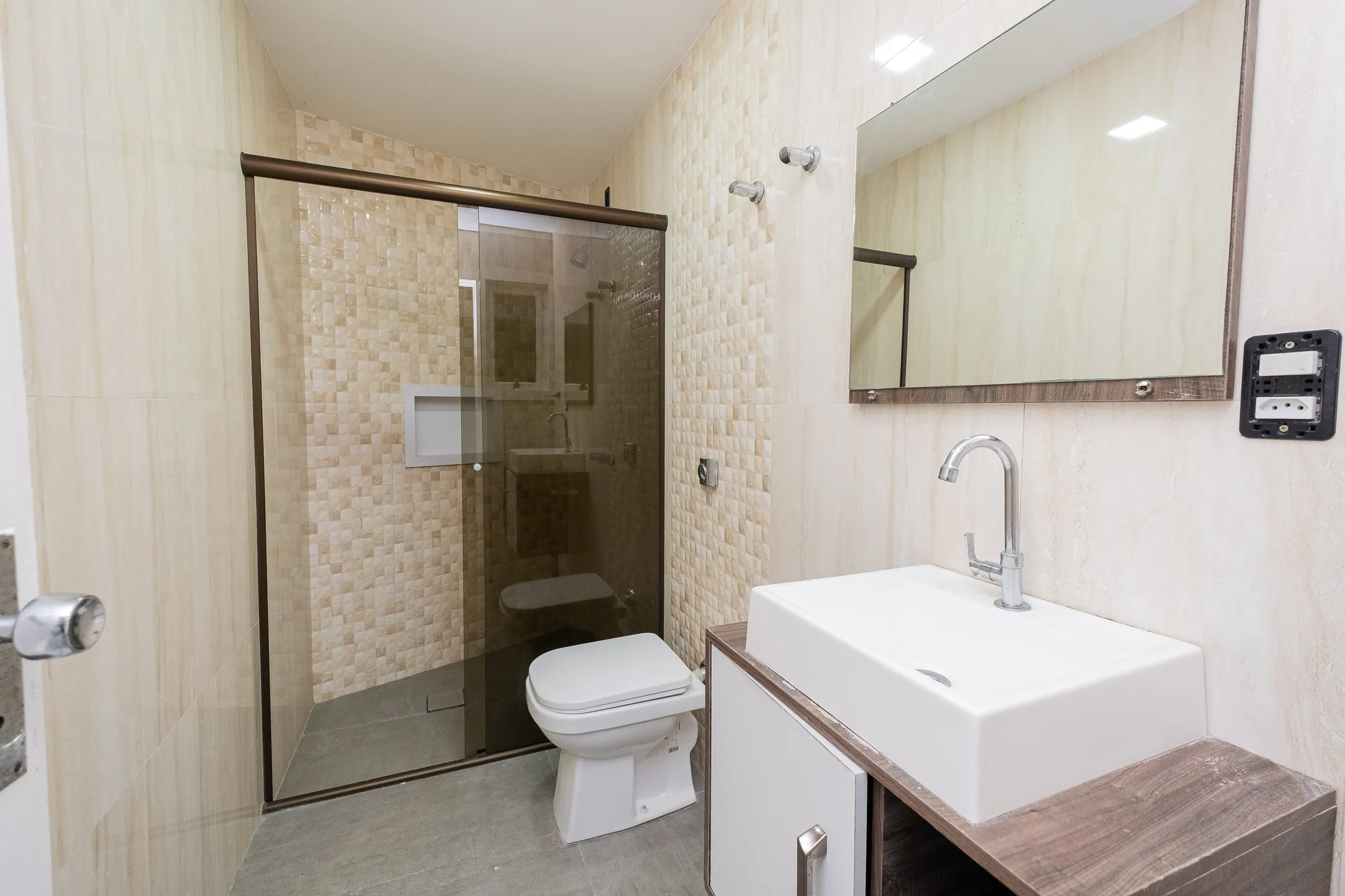 Casa à venda na Av. São Francisco de Paula, Areal - 244 m², 3 quartos (sendo 1 suíte), móveis sob medida e espaço gourmet com piscina. - 30