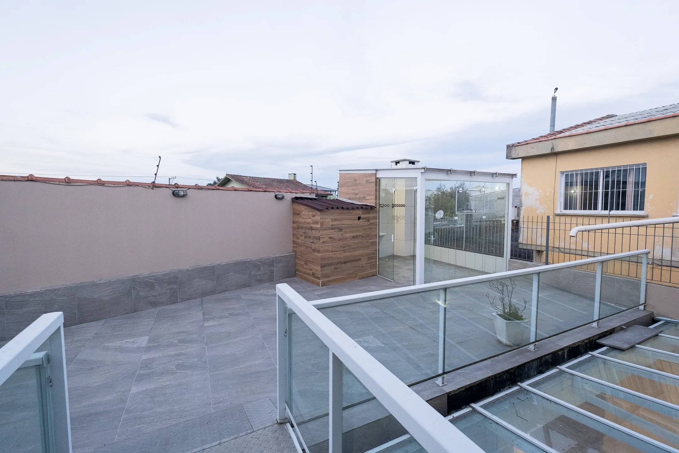 Casa à venda na Av. São Francisco de Paula, Areal - 244 m², 3 quartos (sendo 1 suíte), móveis sob medida e espaço gourmet com piscina. - 33