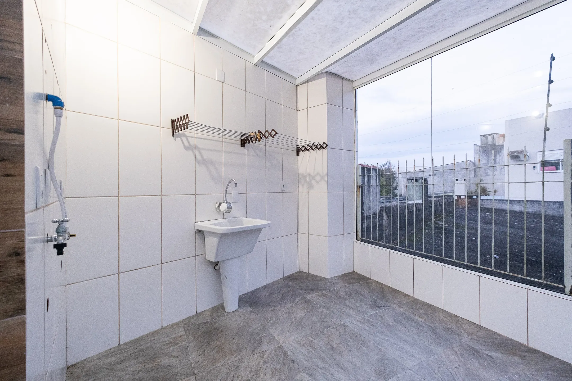 Casa à venda na Av. São Francisco de Paula, Areal - 244 m², 3 quartos (sendo 1 suíte), móveis sob medida e espaço gourmet com piscina. - 34