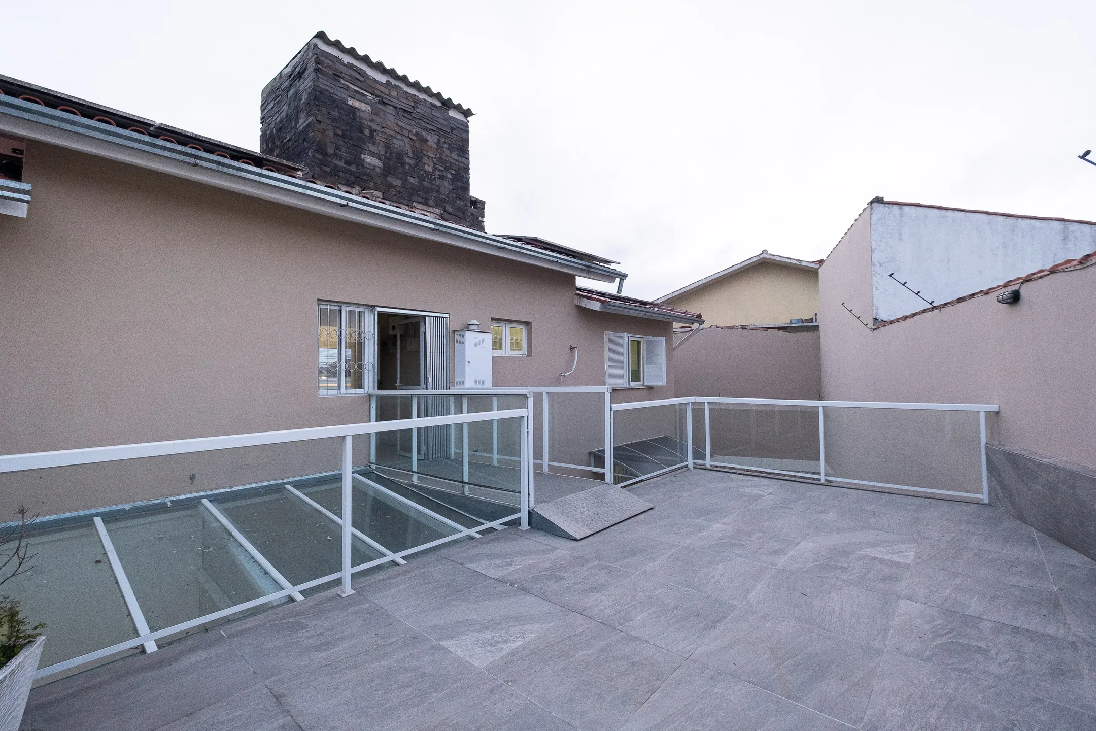 Casa à venda na Av. São Francisco de Paula, Areal - 244 m², 3 quartos (sendo 1 suíte), móveis sob medida e espaço gourmet com piscina. - 35